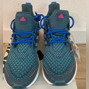 Brand new womens adidas. So cute just trying to downsize! Size 6.